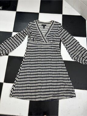 INC International Concepts Black and White Long Sleeve V-Neck Geometric Dress